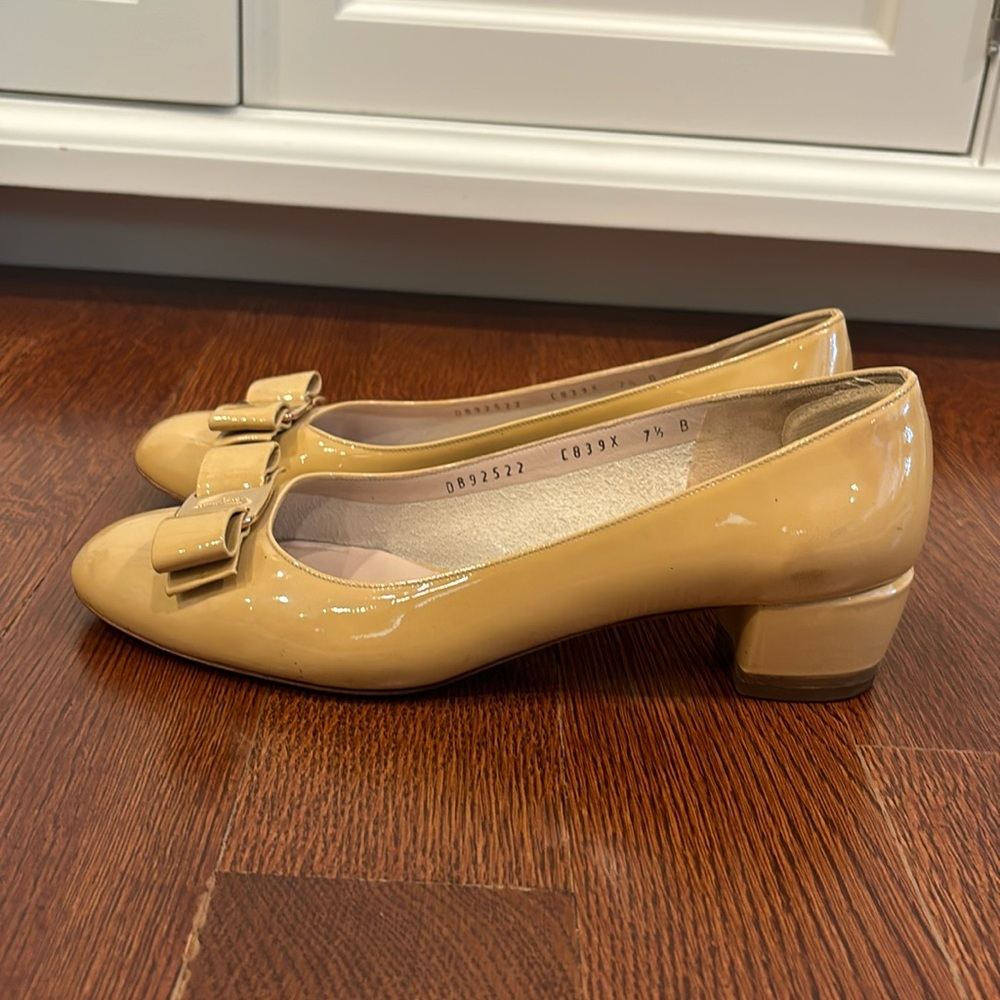 Authentic classic Ferragamo Vara pump in beige!